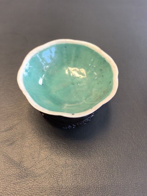 古玩陶瓷粉彩花卉紋碗真品鑒賞圖