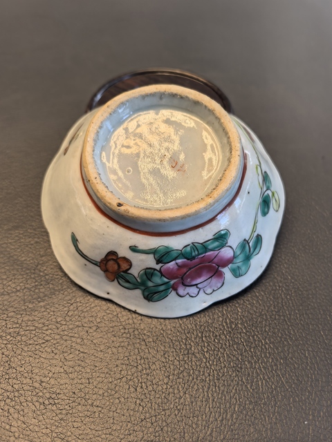 古玩陶瓷粉彩花卉紋碗真品鑒賞圖