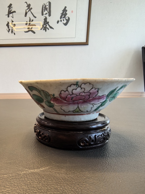 古玩陶瓷粉彩花卉紋碗真品鑒賞圖