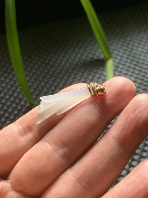 古玩玉器翡翠雕“花形墜飾”真品鑒賞圖