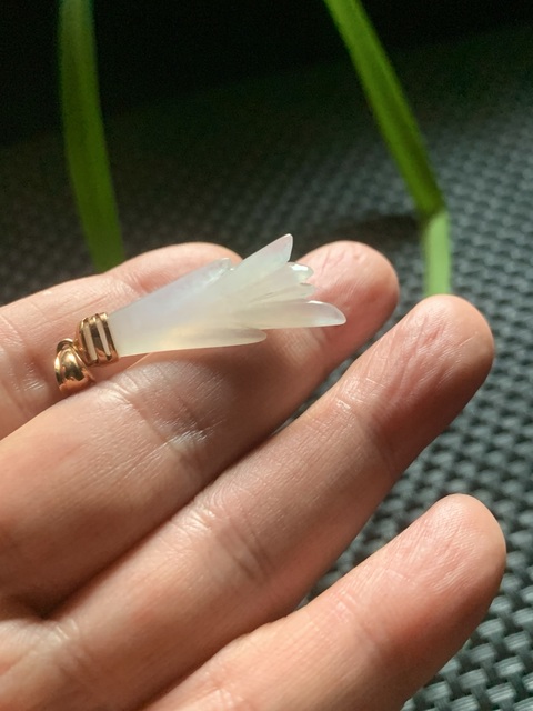古玩玉器翡翠雕“花形墜飾”真品鑒賞圖