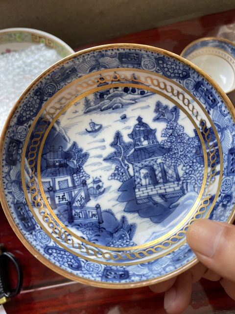古玩陶瓷乾隆·青花描金山水人物紋杯碟一套 真品鑒賞圖