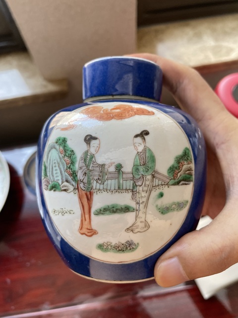 古玩陶瓷清晚·灑藍釉開窗五彩山水人物紋蓋罐 真品鑒賞圖