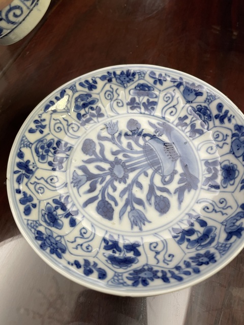 古玩陶瓷康熙·青花開窗花卉紋杯碟一套 真品鑒賞圖