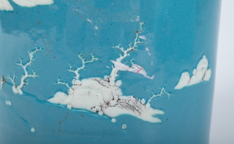 古玩陶瓷淺藍釉堆白山水紋筆筒真品鑒賞圖