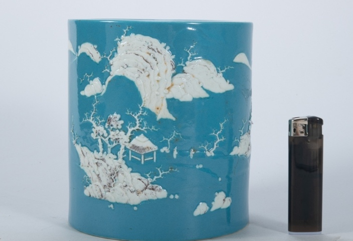 古玩陶瓷淺藍釉堆白山水紋筆筒真品鑒賞圖