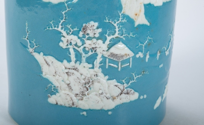 古玩陶瓷淺藍釉堆白山水紋筆筒真品鑒賞圖