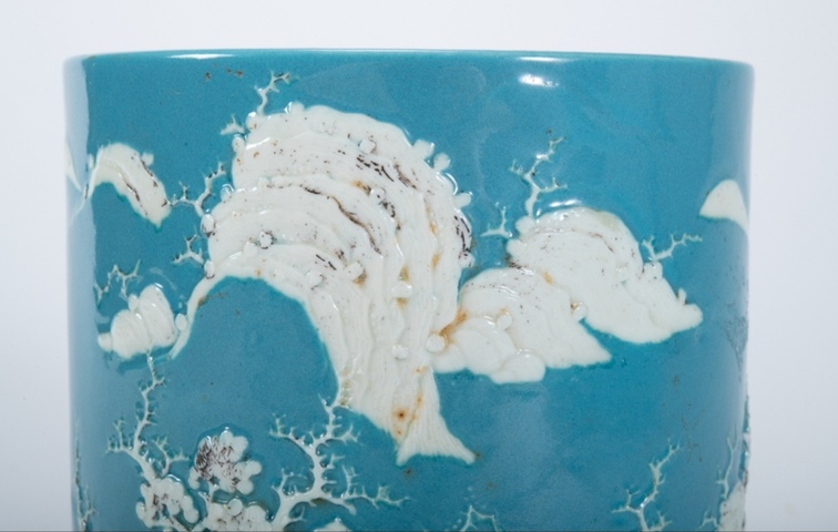 古玩陶瓷淺藍釉堆白山水紋筆筒真品鑒賞圖