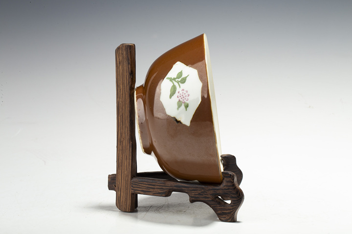 古玩陶瓷民國·紫金釉開窗花卉紋碗真品鑒賞圖