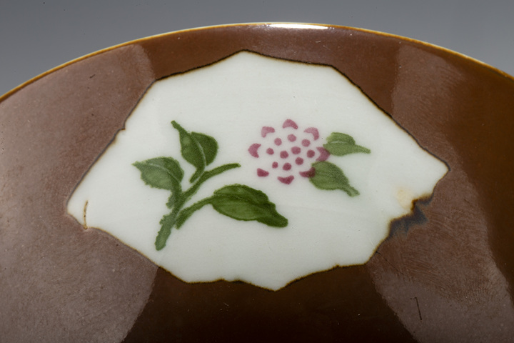 古玩陶瓷民國·紫金釉開窗花卉紋碗真品鑒賞圖