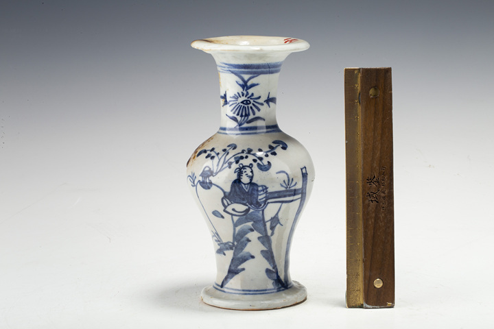 古玩陶瓷清中·青花人物故事紋撇口瓶
真品鑒賞圖