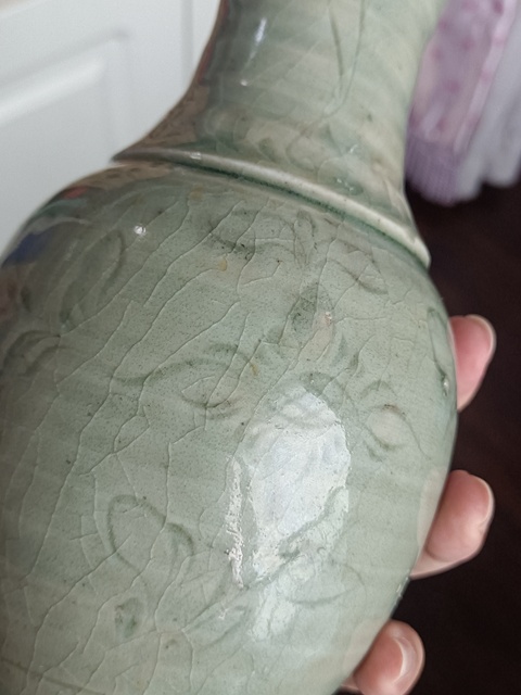 古玩陶瓷龍泉青瓷刻花撇口瓶拍賣，當前價格2100元