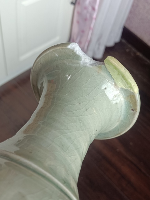 古玩陶瓷龍泉青瓷刻花撇口瓶拍賣，當前價格2100元