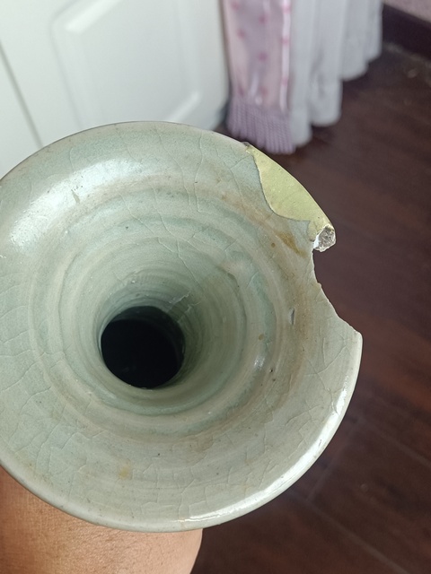 古玩陶瓷龍泉青瓷刻花撇口瓶拍賣，當前價格2100元