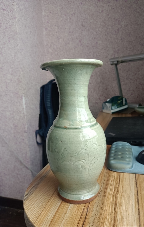 古玩陶瓷龍泉青瓷刻花撇口瓶拍賣，當前價格2100元