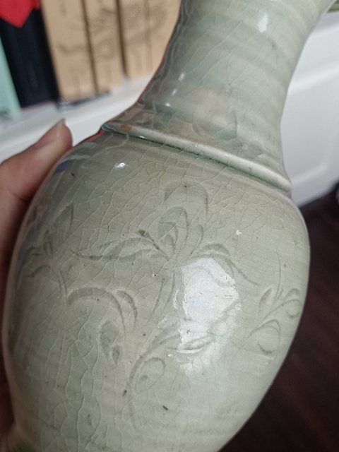 古玩陶瓷龍泉青瓷刻花撇口瓶拍賣，當前價格2100元