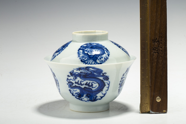 古玩陶瓷清晚·青花團龍紋蓋碗真品鑒賞圖