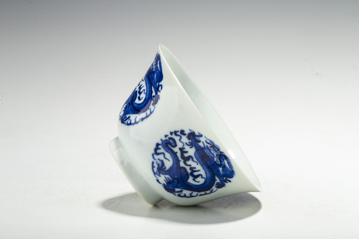 古玩陶瓷清晚·青花團龍紋蓋碗真品鑒賞圖
