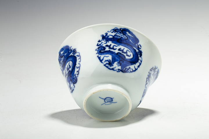 古玩陶瓷清晚·青花團龍紋蓋碗真品鑒賞圖