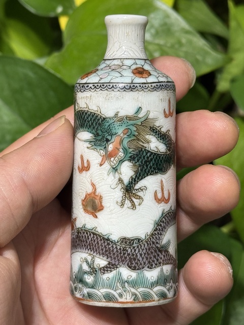 古玩陶瓷龍紋鼻煙壺真品鑒賞圖