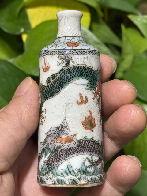古玩陶瓷龍紋鼻煙壺真品鑒賞圖
