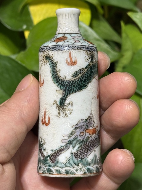 古玩陶瓷龍紋鼻煙壺真品鑒賞圖