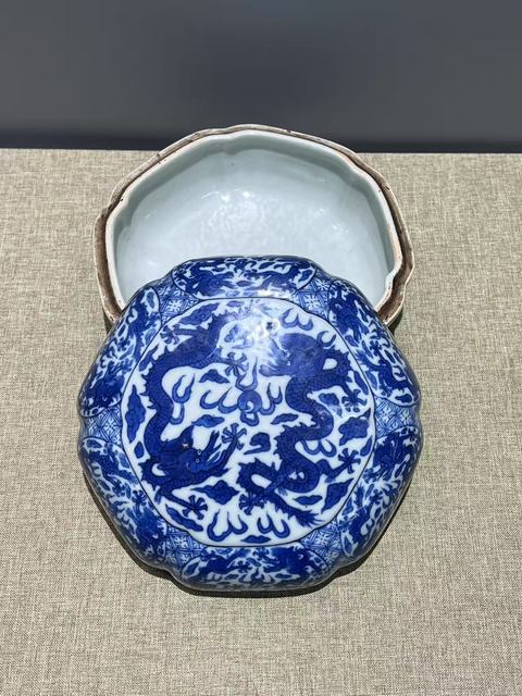 古玩陶瓷青花雙龍戲珠紋捧盒真品鑒賞圖