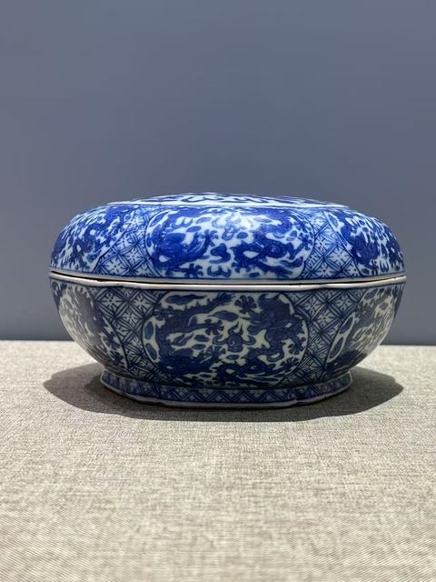 古玩陶瓷青花雙龍戲珠紋捧盒真品鑒賞圖