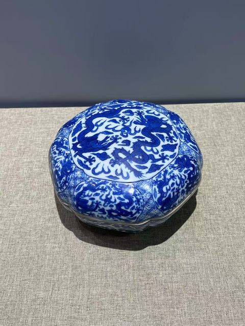 古玩陶瓷青花雙龍戲珠紋捧盒真品鑒賞圖