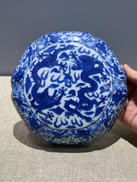 古玩陶瓷青花雙龍戲珠紋捧盒真品鑒賞圖