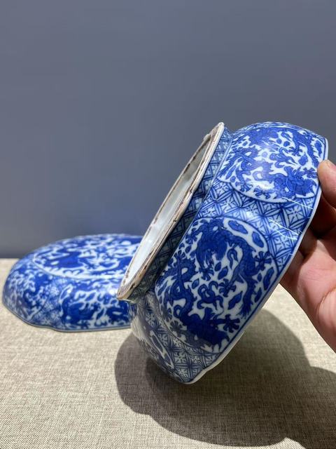 古玩陶瓷青花雙龍戲珠紋捧盒真品鑒賞圖