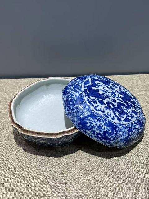 古玩陶瓷青花雙龍戲珠紋捧盒真品鑒賞圖