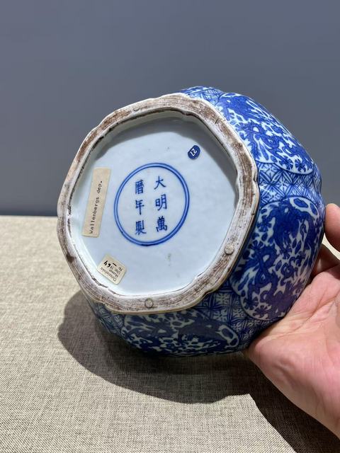 古玩陶瓷青花雙龍戲珠紋捧盒真品鑒賞圖