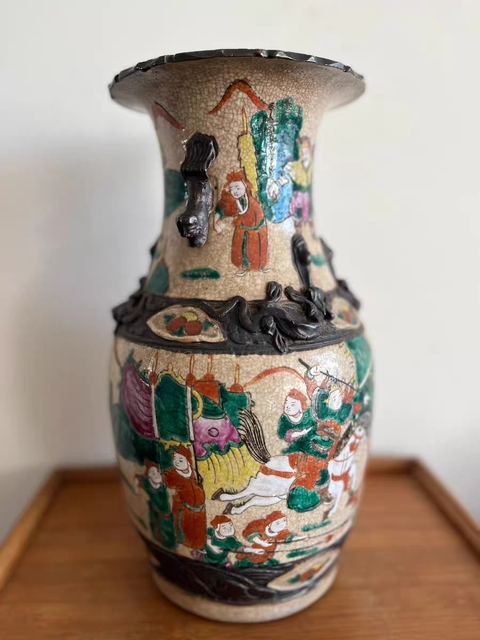 古玩陶瓷哥釉粉彩刀馬人物花口瓶真品鑒賞圖