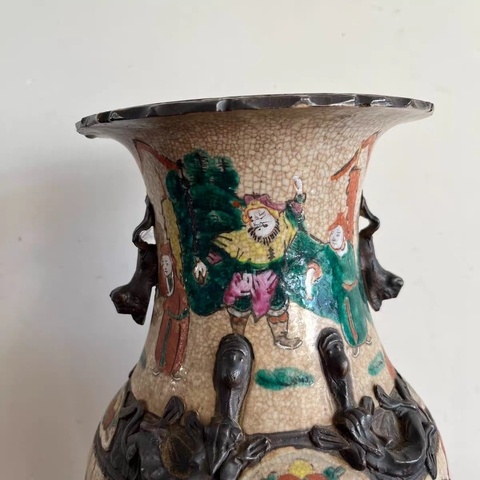 古玩陶瓷哥釉粉彩刀馬人物花口瓶真品鑒賞圖