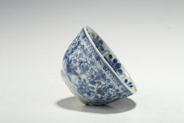 古玩陶瓷清康熙·青花花卉紋茶圓
真品鑒賞圖