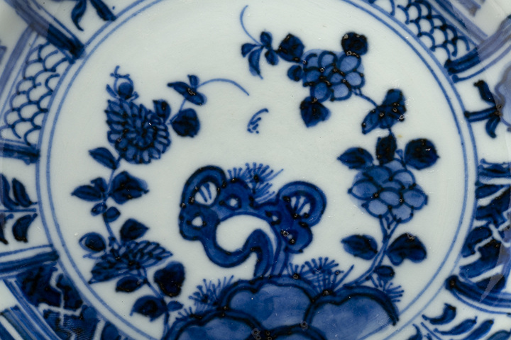 古玩陶瓷清康熙·青花洞石花卉紋克拉克盤
真品鑒賞圖