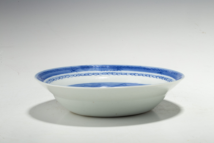 古玩陶瓷清中·青花山水樓閣紋深腹盤真品鑒賞圖