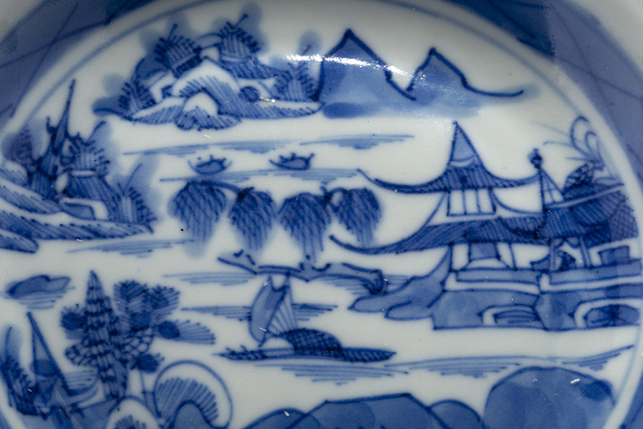 古玩陶瓷清中·青花山水樓閣紋深腹盤真品鑒賞圖