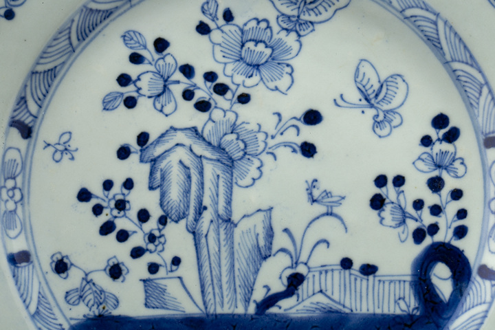 古玩陶瓷清中·青花洞石花蝶紋折沿盤(pán)真品鑒賞圖
