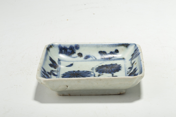 古玩陶瓷明晚·青花秋菊紋四方碟
真品鑒賞圖
