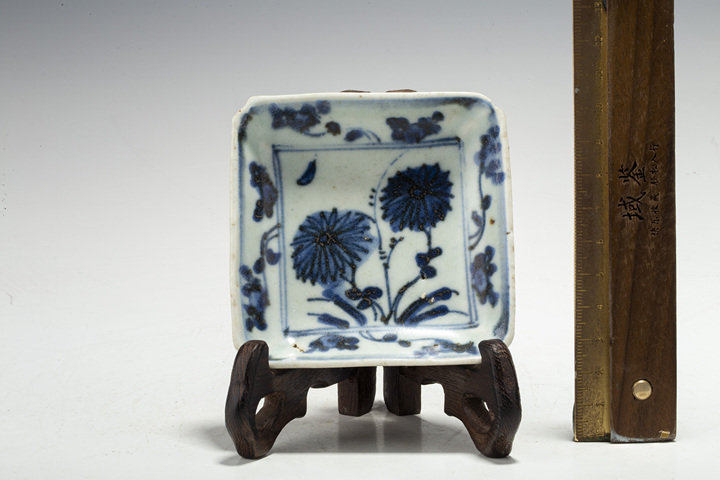 古玩陶瓷明晚·青花秋菊紋四方碟
真品鑒賞圖