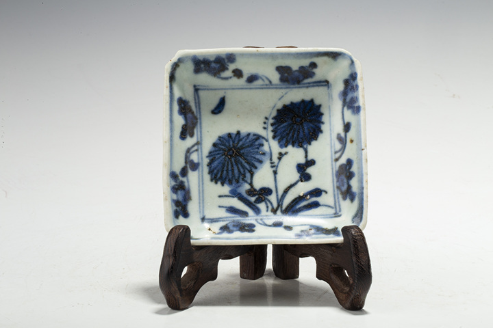 古玩陶瓷明晚·青花秋菊紋四方碟
真品鑒賞圖