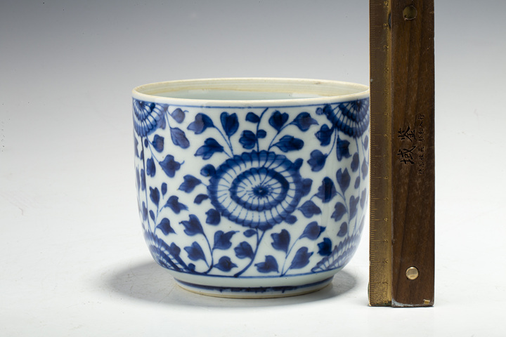 古玩陶瓷清康熙·青花纏枝花卉紋缸拍賣，當前價格1104元