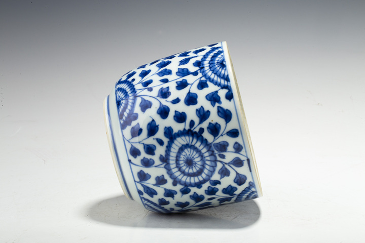 古玩陶瓷清康熙·青花纏枝花卉紋缸拍賣，當前價格1104元