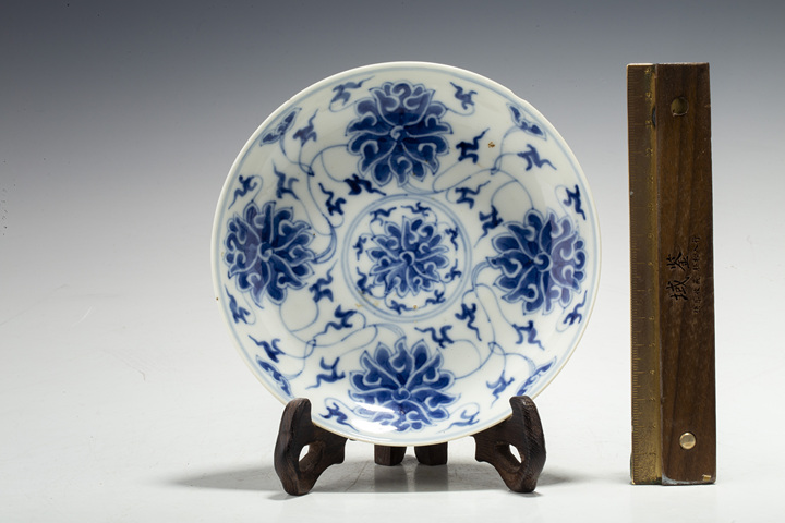 古玩陶瓷清晚·青花纏枝蓮紋盤
真品鑒賞圖