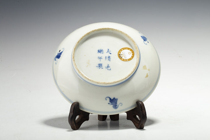 古玩陶瓷清晚·青花纏枝蓮紋盤
真品鑒賞圖