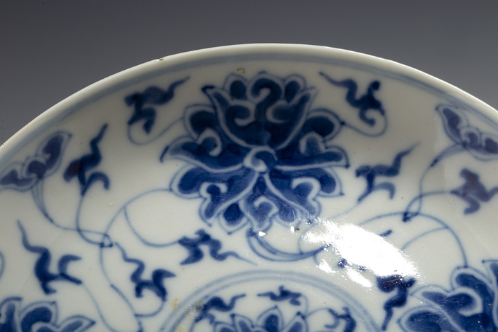 古玩陶瓷清晚·青花纏枝蓮紋盤
真品鑒賞圖