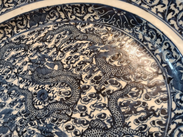 古玩陶瓷青花趕珠龍紋折沿盤真品鑒賞圖