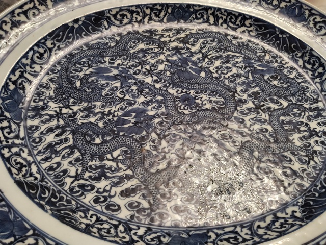古玩陶瓷青花趕珠龍紋折沿盤真品鑒賞圖